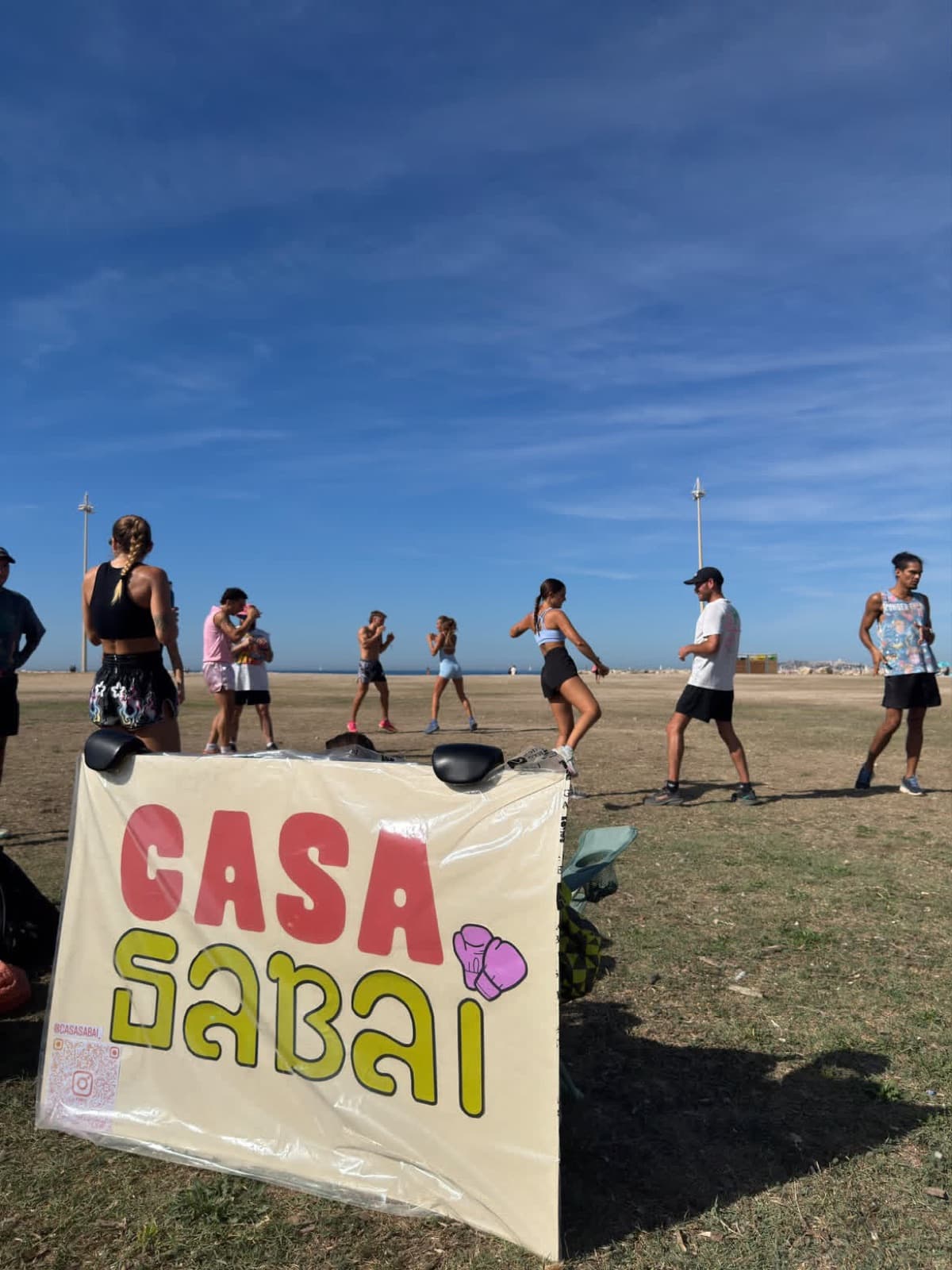 Session Casa Sabaï en plein air au bord de la mer, devant le panneau du collectif