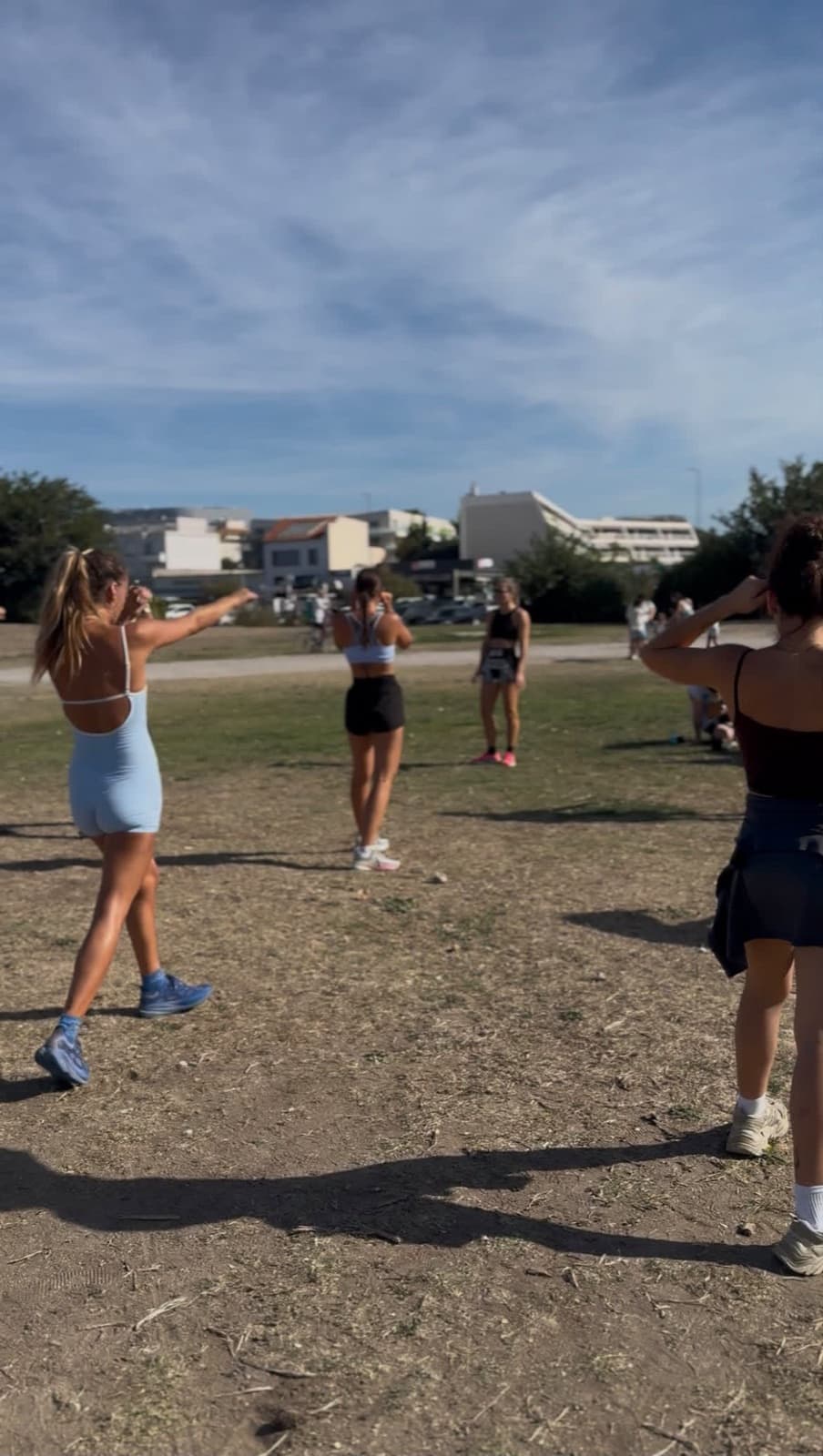 Exercice de la brouette en binôme, face à la mer