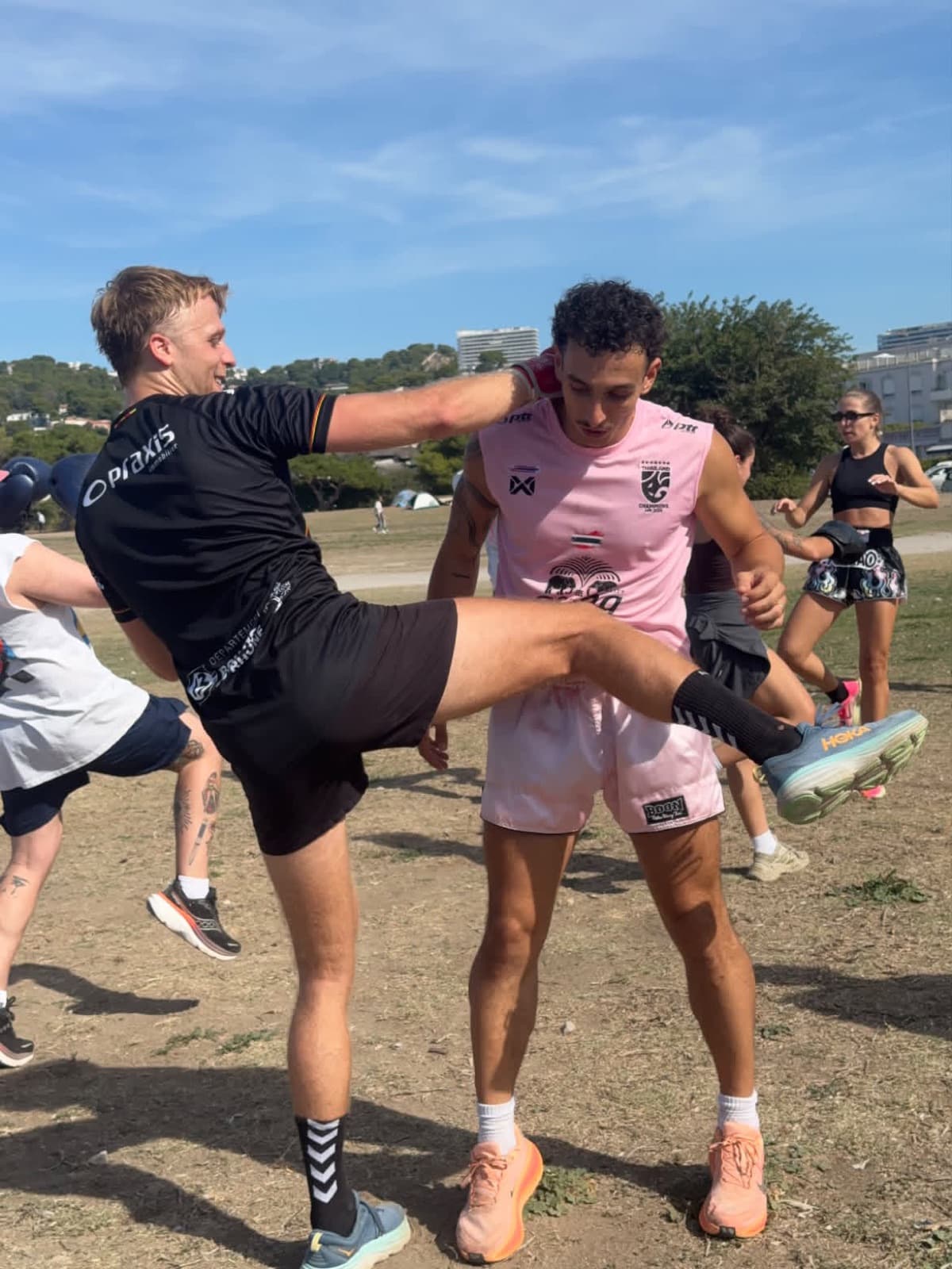 Un participant place un middle kick